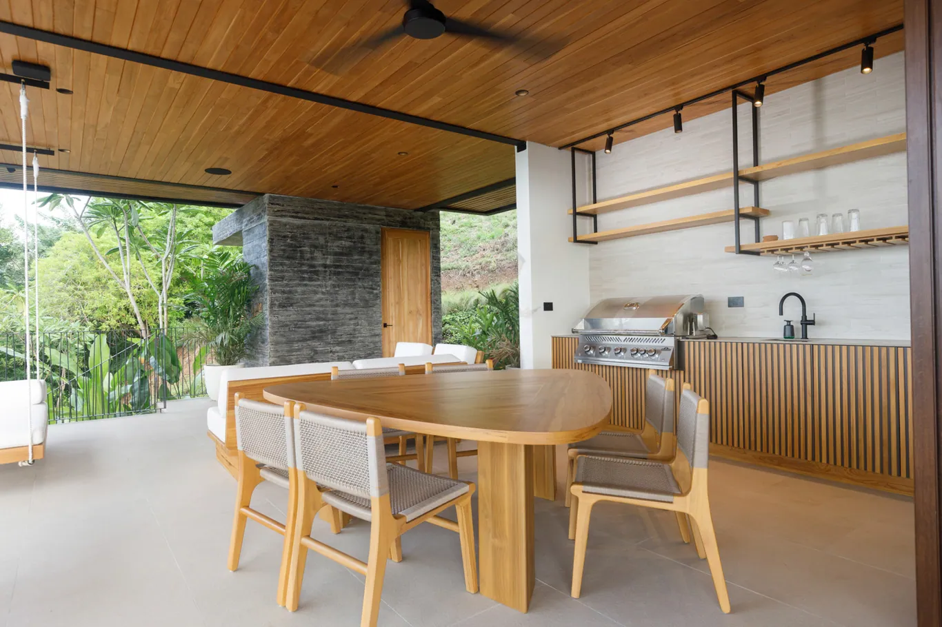 Outdoor living and barbecue area